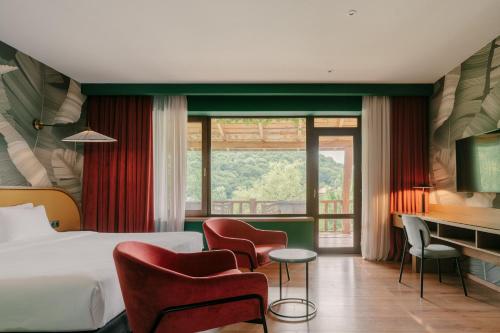 Una cama o camas en una habitación de Lopota Lake Resort & Spa