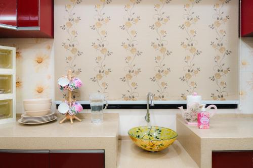 a kitchen with a counter top with a sink and a counter sidx sidx at Villa Cinta Jasmeen in Kuala Kangsar