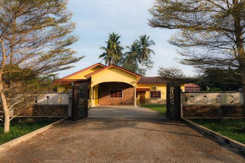 an entrance to a house with a driveway at Villa Cinta Jasmeen in Kuala Kangsar