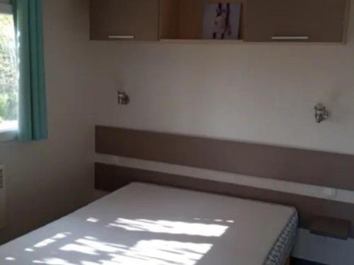 Ένα ή περισσότερα κρεβάτια σε δωμάτιο στο Mobil home confortable avec terrasse pour 2 personnes - API-1-52-313