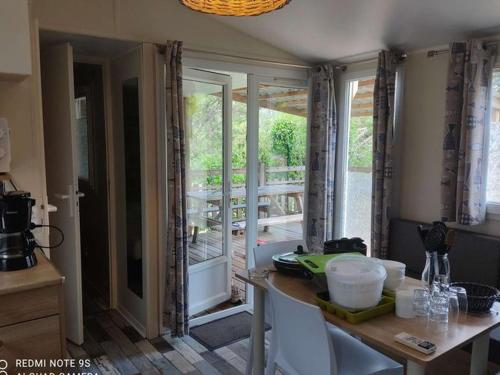 Fotografie z fotogalerie ubytování Mobil home confortable pour 4 pers. avec terrasse - API-1-52-277 v destinaci La Cassagne