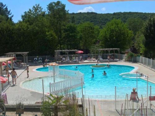 ein großer Swimmingpool mit Menschen darin in der Unterkunft Mobil home confortable pour 4 pers. avec terrasse - API-1-52-277 in La Cassagne