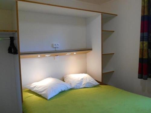 Ένα ή περισσότερα κρεβάτια σε δωμάτιο στο Chalet confortable pour 2 avec terrasse à Gurmençon - API-1-52-336