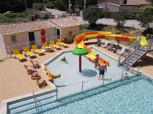 - Piscina con tobogán y parque acuático en Chalet spacieux avec terrasse pour 6 personnes - API-1-52-482, en Saint-Maime