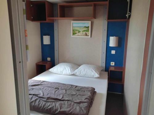 Ένα ή περισσότερα κρεβάτια σε δωμάτιο στο Mobil home avec terrasse pour 6 personnes à Anduze - API-1-52-450