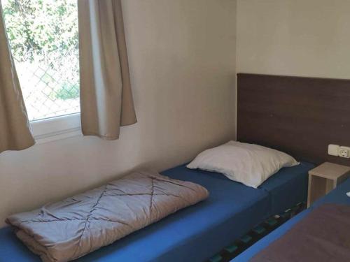 Ένα ή περισσότερα κρεβάτια σε δωμάτιο στο Mobil-home à Anduze - Terrasse - API-1-52-443