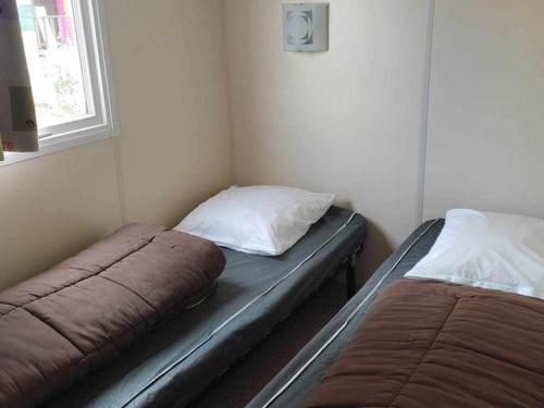 Ένα ή περισσότερα κρεβάτια σε δωμάτιο στο Mobil home 4 personnes avec terrasse à Anduze - API-1-52-471