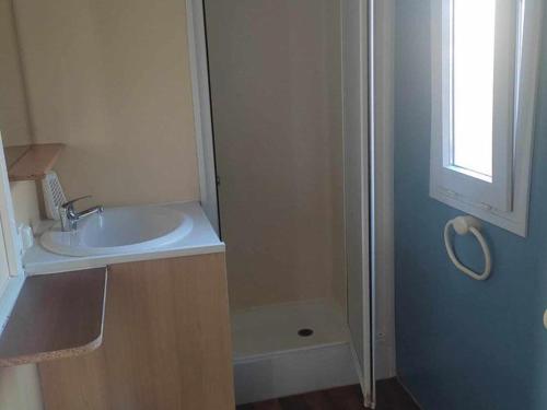 Ένα μπάνιο στο Mobil home 4 personnes avec terrasse à Anduze - API-1-52-471