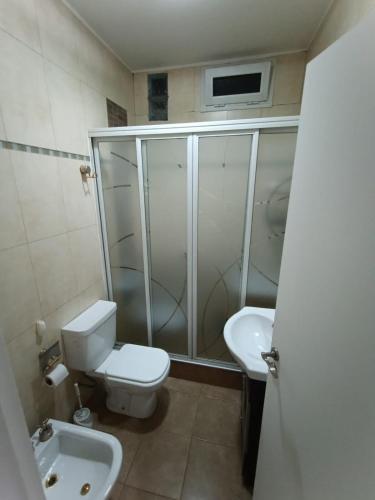 a bathroom with a shower and a toilet and a sink at Como en casa CRD 2 in Comodoro Rivadavia