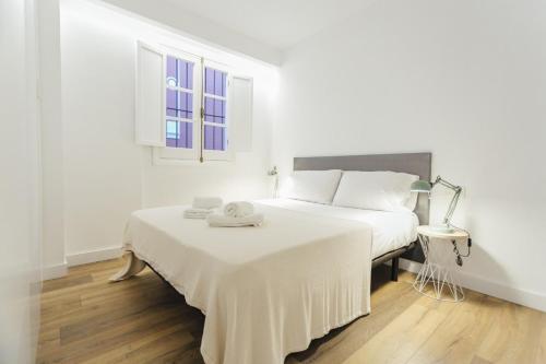 Postel nebo postele na pokoji v ubytování Decorated and renovated- 2Bd 2Bth- Center