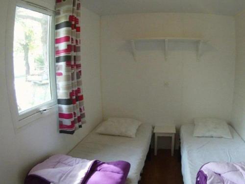 Ένα ή περισσότερα κρεβάτια σε δωμάτιο στο Mobil home avec terrasse pour 4 personnes - API-1-52-649