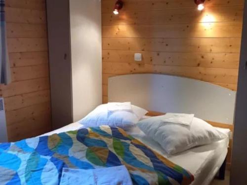 Ένα ή περισσότερα κρεβάτια σε δωμάτιο στο Chalet confortable avec terrasse pour 4 personnes - API-1-52-593