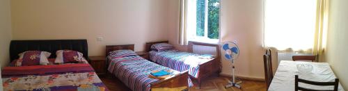 uma sala de estar com dois sofás e uma janela em Lemon Family GuestHouse em Tbilisi