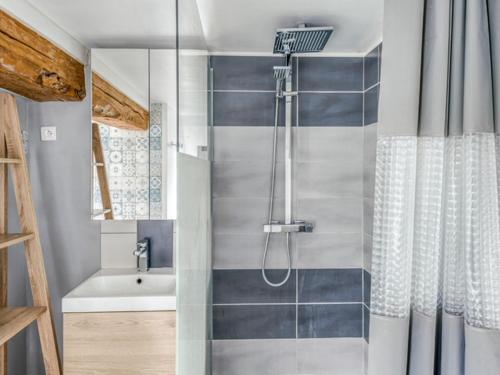un bagno con doccia e lavandino di Maison spacieuse à Jumièges, 6 pers, 3 chambres - API-1-52-639 a Jumièges