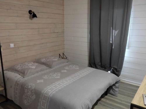 Ένα ή περισσότερα κρεβάτια σε δωμάτιο στο Gîte Prestige avec Terrasse, 3 Chambres, Anduze - API-1-52-540