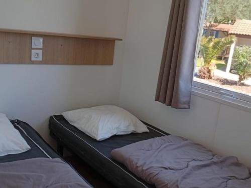 Ένα ή περισσότερα κρεβάτια σε δωμάτιο στο Mobil home avec Terrasse à Anduze - API-1-52-692