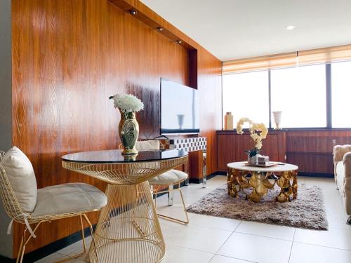 a living room with a table and chairs at Depa Puerto Santana,AC,WIFI,Bares,Restaurante,segurida 24-7 in Guayaquil