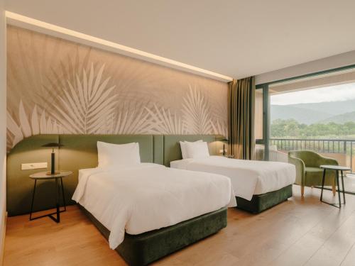 Una cama o camas en una habitación de Lopota Lake Resort & Spa