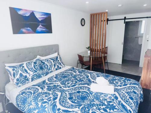 Ένα ή περισσότερα κρεβάτια σε δωμάτιο στο Merivale Court Studio