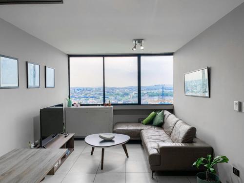 a living room with a couch and a table at Depa Puerto Santana,AC,WIFI,Bares,Restaurante,segurida 24-7 in Guayaquil