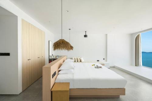 Postel nebo postele na pokoji v ubytování Miyue · Santorini Seaview Resort Hotel (Huizhou Huidong Shuangyue Bay Branch)
