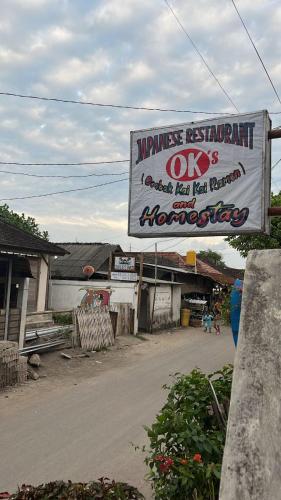 Ombak kai kai homestay and restoranに飾ってある許可証、賞状、看板またはその他の書類