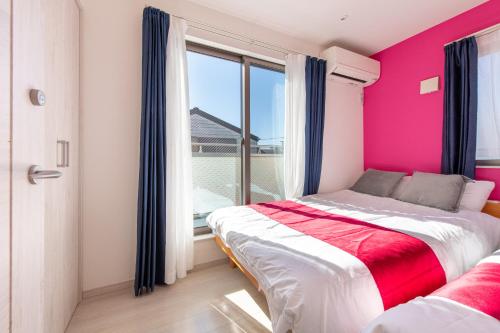 Postel nebo postele na pokoji v ubytování Detached house in Oshima 4chome, one train ride to Shinjuku 大島4丁目