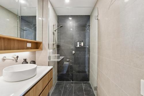 Ένα μπάνιο στο BURS18 - Luxury Accessible Apartment