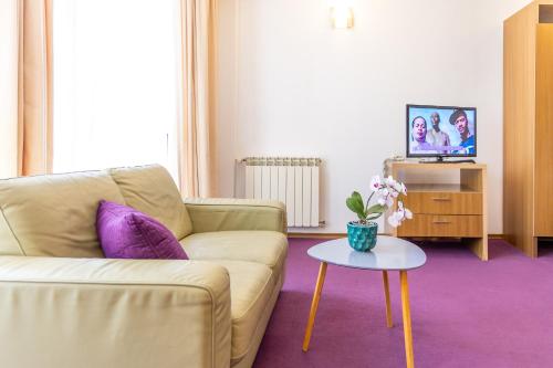 a living room with a couch and a table at Hotel Roberto Sinaia in Sinaia