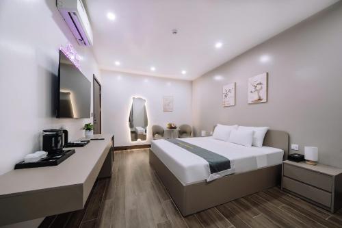 a hotel room with a bed and a desk at Catba SunWoo Homestay & Hotel in Cat Ba
