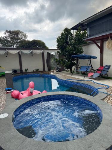 Πισίνα στο ή κοντά στο Villa Harmonis Lembang with Pool & Warm Jacuzzi