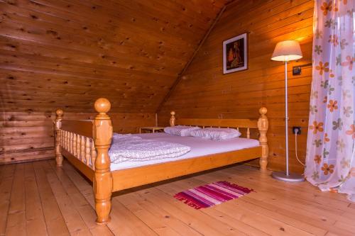 una camera da letto con un letto in una cabina di legno di Brunarica Bled Zatrnik Pokljuka a Bled