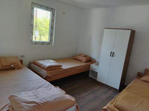 Zimmer mit 2 Betten und einem Spiegel in der Unterkunft Смештај Вероника и Симона 