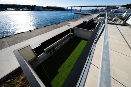 a view from the roof of a building overlooking the water at theView 三浦市晴海町 in Miura