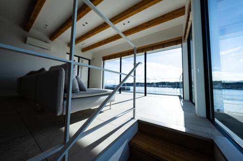 a room with a bed and a large window at theView 三浦市晴海町 in Miura