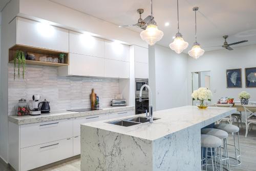 Cucina o angolo cottura di Aura Luxe Family Stay