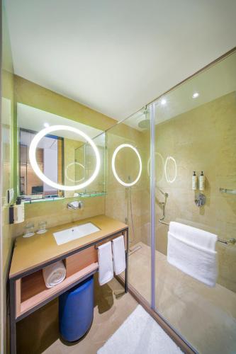 Sarovar Portico Sriperumbudurにあるバスルーム