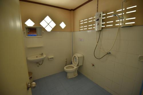 a bathroom with a toilet and a sink at Namtok Bungalows in Ko Yao Noi