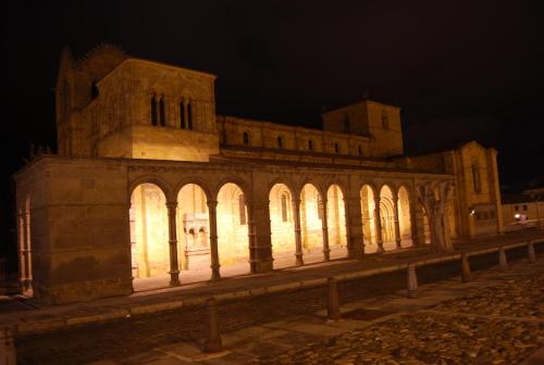 a large building with lights on it at night at Hotel Arco San Vicente in Avila
