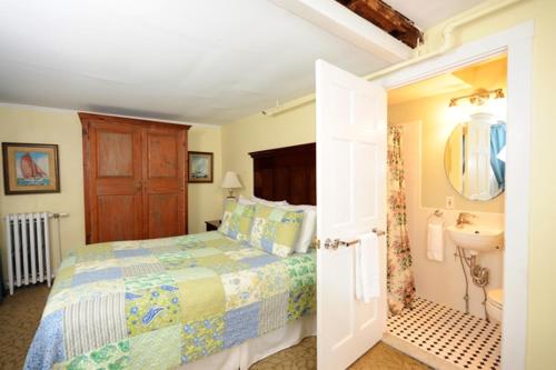 Ένα ή περισσότερα κρεβάτια σε δωμάτιο στο Yankee Peddler Inn