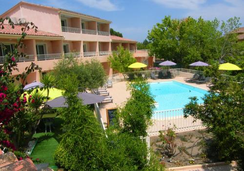 une vue aérienne d'un hôtel avec piscine dans l'établissement Hôtel Restaurant L' Empereur, à Aléria