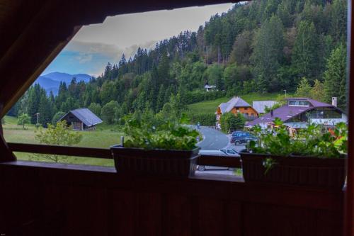 una vista da una finestra di un villaggio con una strada di Brunarica Bled Zatrnik Pokljuka a Bled