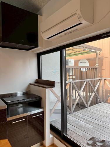 a kitchen with a view of a balcony at 住之江駐車場付きCozy Family House in Osaka