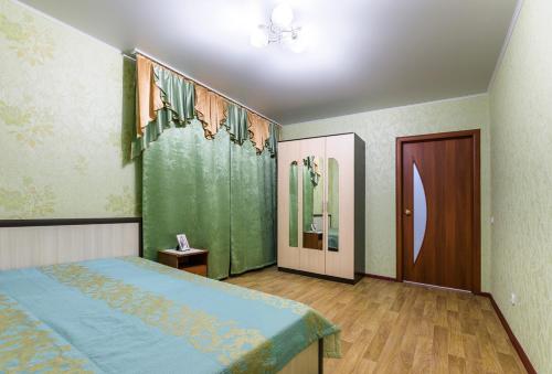 A bed or beds in a room at Apartments Na Perevertkina 1/3