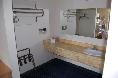 y baño con lavabo y espejo. en Western Inn Lakewood, en Lakewood