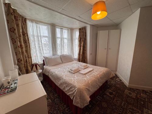 Ένα ή περισσότερα κρεβάτια σε δωμάτιο στο OYO Delton Hotel Blackpool Pleasure Beach