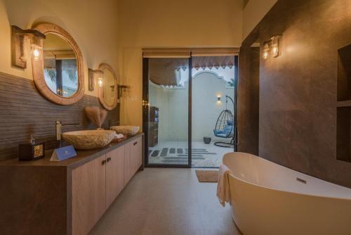 Ένα μπάνιο στο SaffronStays Frangipani