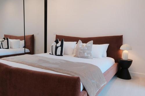 Ένα ή περισσότερα κρεβάτια σε δωμάτιο στο 'Amber' 1 bedroom apt in Burwood with free parking