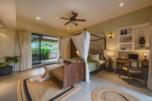 Ένα ή περισσότερα κρεβάτια σε δωμάτιο στο SaffronStays Frangipani