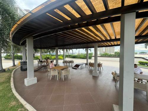 Un restaurante u otro lugar para comer en Circulo verde